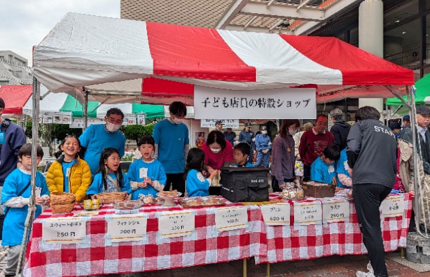 子ども店員の特設ショップの様子